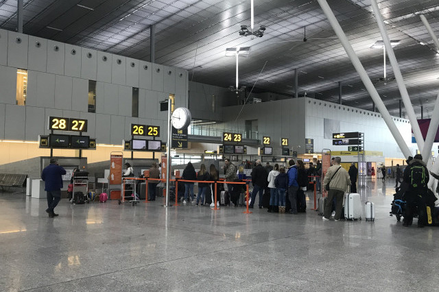 Non máis cancelacións non aeroporto de Santiago de Compostela ao suspender a folga
