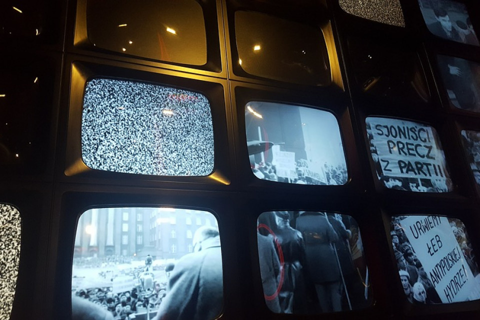 ​Totalitarian communication, a social engineering technique